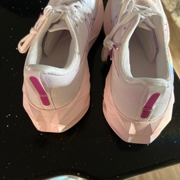 ASICS Novablast size 9.5 never worn!! - Picture 2 of 6